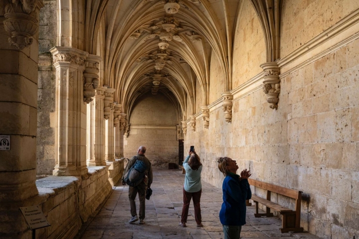 Varias personas en el claustro del Monasterio de San Zoilo.