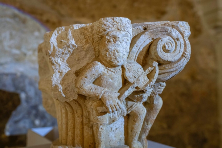 Detalle de la talla de un músico.