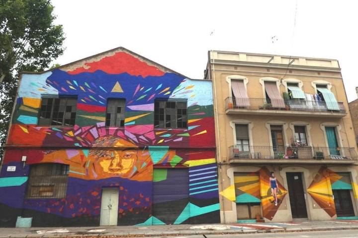 Los esprays han traido una nueva vida a antiguos edificios en el número 412 de la calle Pere IV.