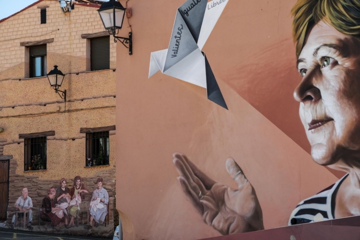 Dos murales, el primero un homenaje a la mujer contra la violencia de género; el segundo, las mujeres sentadas al fresco. Dos murales, el primero un homenaje a la mujer contra la violencia de género; el segundo, las mujeres sentadas al fresco.