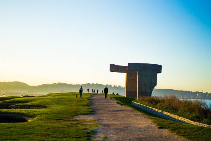 'Elogio al Horizonte' de Chillida, en el Cerro de Santa Catalina. Foto: Shutterstock.