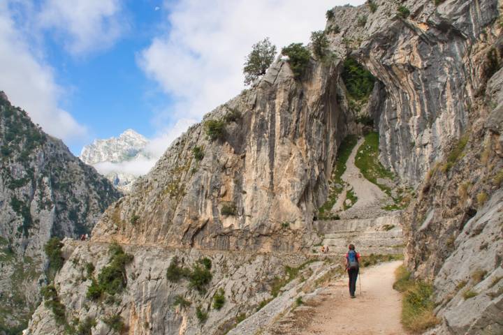 Senderista en la ruta del Cares, Asturias