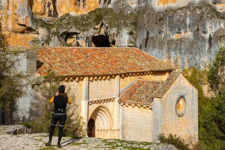 ciclista sacando foto a la ermita de San Bartolomé