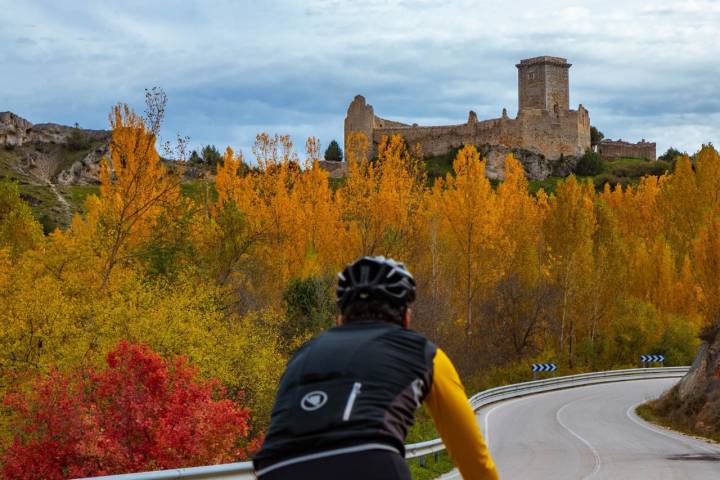 carretera con curvas con el castillo de Ucero de fondo