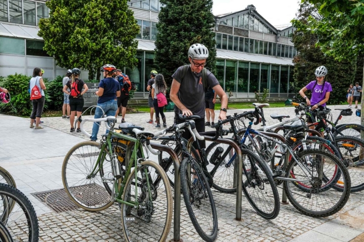 Ciclistas a la entrada del Invernadero del Palacio de Cristal de Arganzuela.