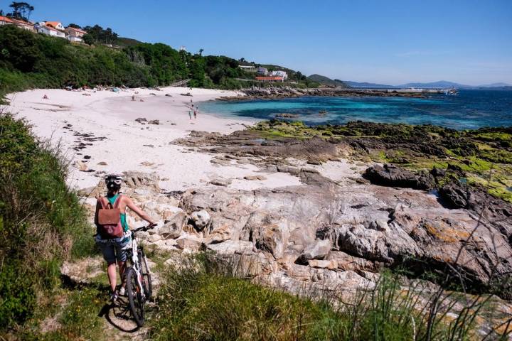 La playa dos Cans puede ser un alto en el camino: tiene chiringuito para después de un chapuzón.