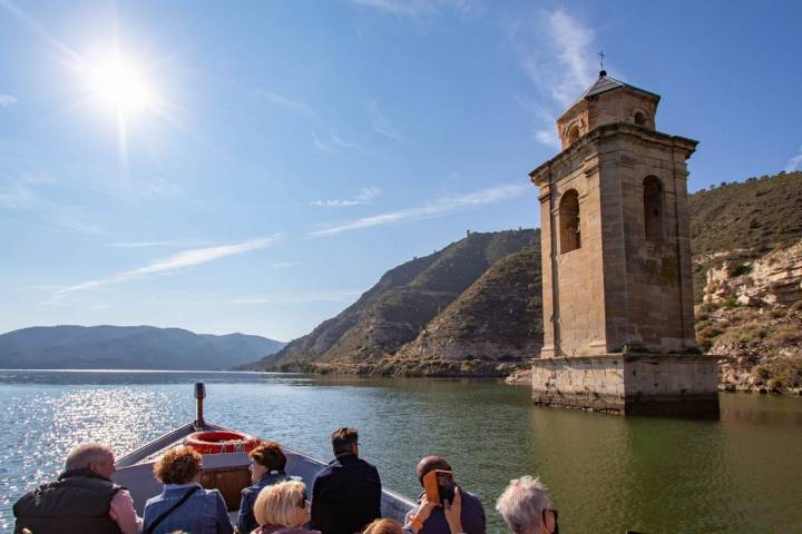 El nivel de la presa se mantiene estable todo el año, lo que nos permite ver claramente el antigua campanario.