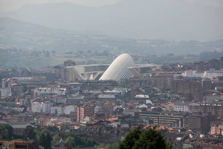 Oviedo a los pies de Santa María y San Miguel, con el "centollu" al fondo.