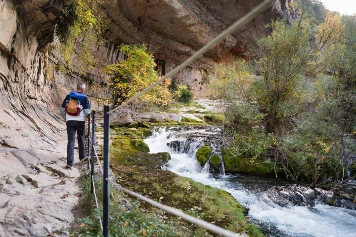 Una valla separa el camino del río para evitar accidentes