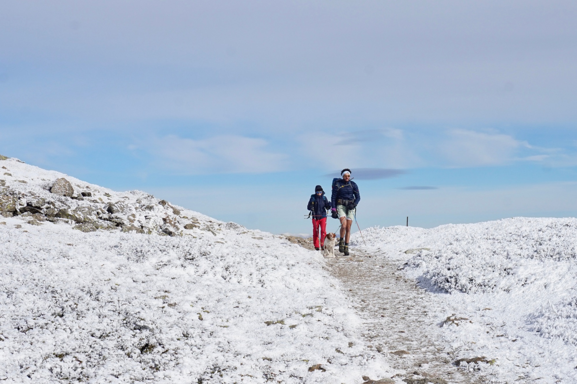 Montañeros camino de la cumbre.