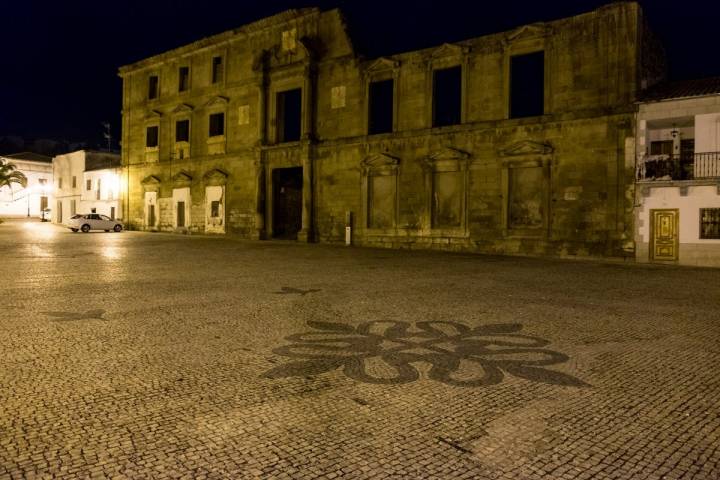 La Plaza de la Corredera con el símbolo del municipio en el suelo: la flor de la Orden de Alcántara.