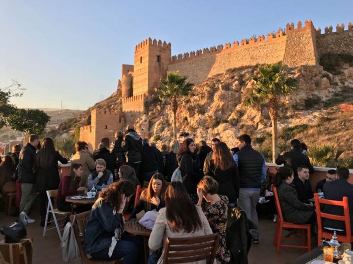 La terraza de la Tetería La Almedina con la Alcazaba de fondo.