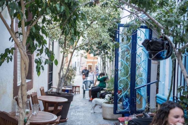 Terraza de la tetería La Almedina, en Almería.