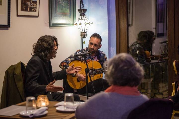 Actuación flamenca en la tetería La Almedina, en Almería.