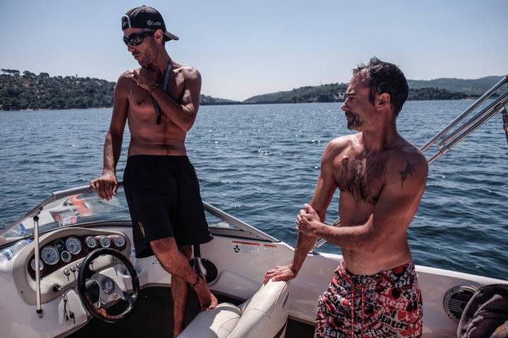 Jesús y Tadzik en el barco, preparados para mostrar sus mejores actividades acuáticas.