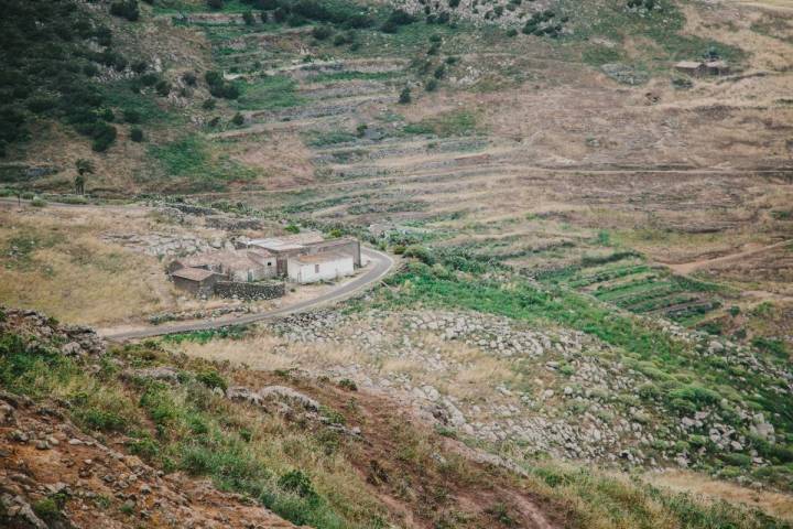 Vista de una paisaje con las huertas abandonadas en el parque rural Teno, en Tenerife.