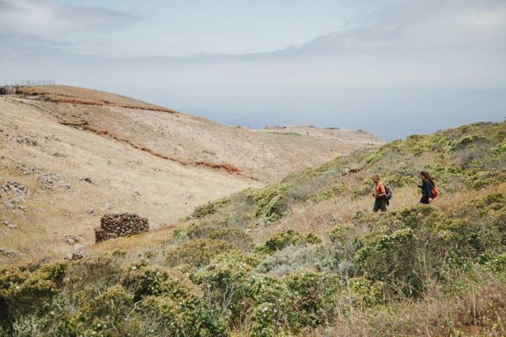 Una pareja camina junto a un horno de tejas en el parque rural de Teno, Tenerife.