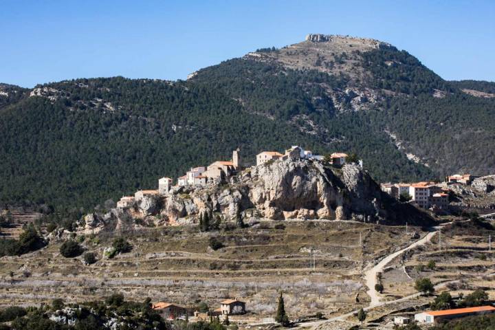 Al terminar de conocer la montaña, uno puedo parar en el pueblo medieval de Xodos.