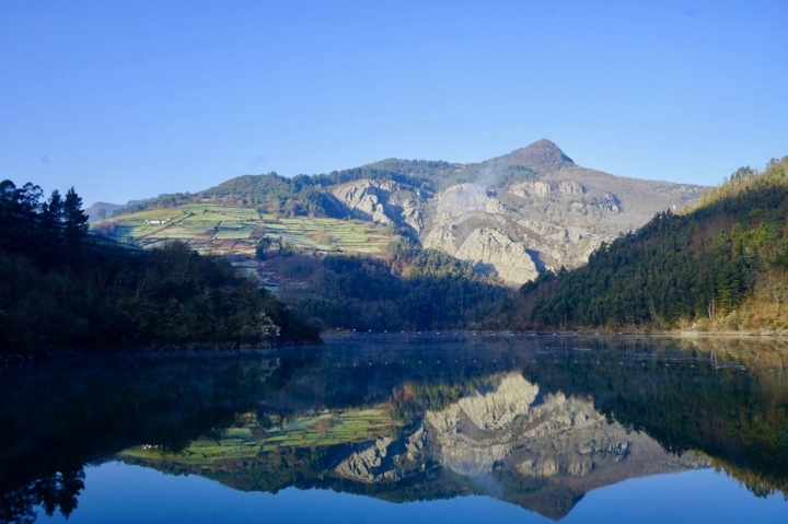 El embalse de Doiras, desde la presa.