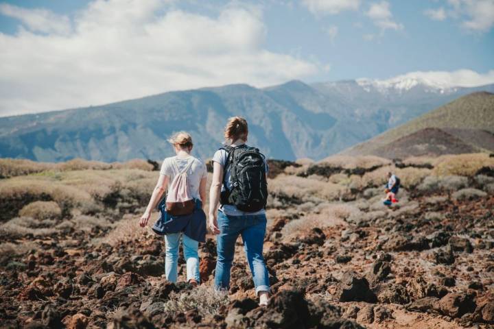 Un paisaje volcánico y las cumbres nevadas acompañan esta ruta junto al mar.