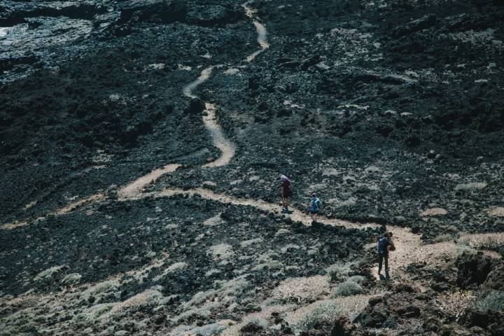 Vamos alcanzando el punto de partida por este sendero junto a la costa.