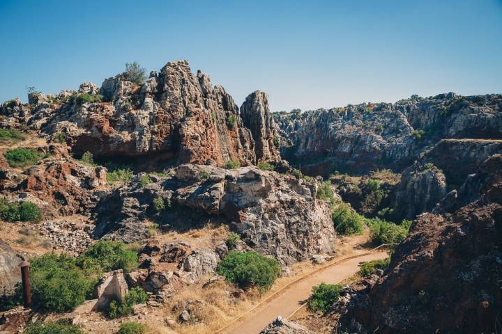 Aún se pueden localizar los restos de la antigua mina en el paisaje.