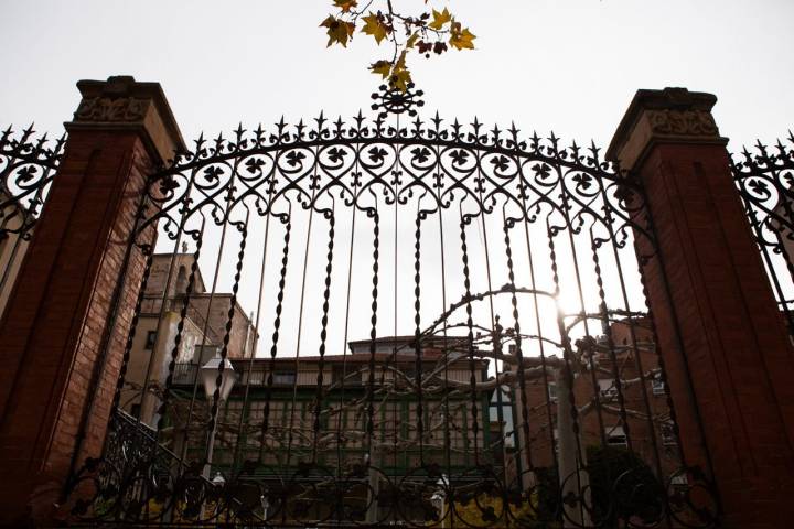 Cierre del jardín de la casa de Miguel Hervella, cerca de la plaza de Viriato y la plaza de Santa María Nueva.