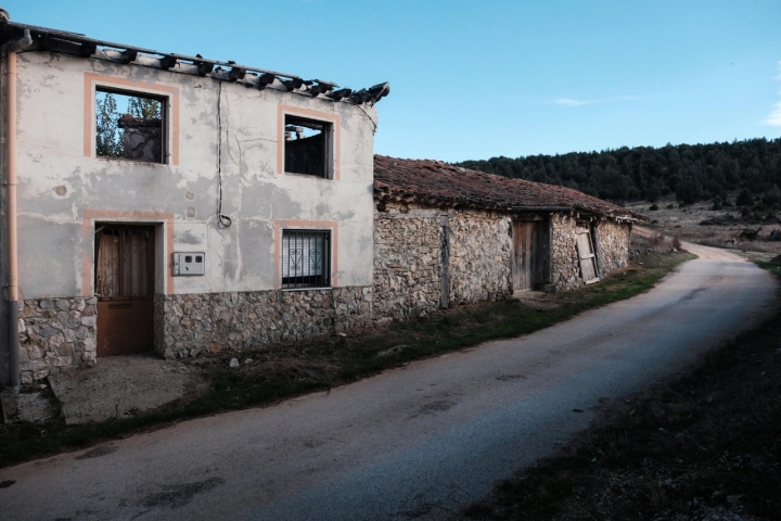 Calle del pueblo escuela Abioncillo, Soria,