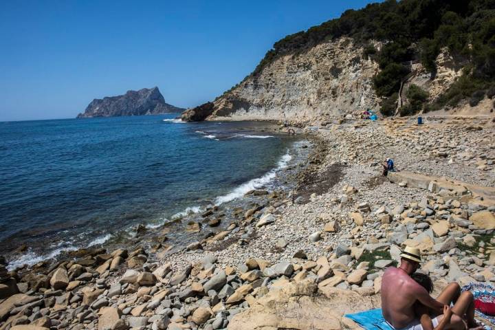 La Llobella, en Benissa, es la cala más natural del recorrido.