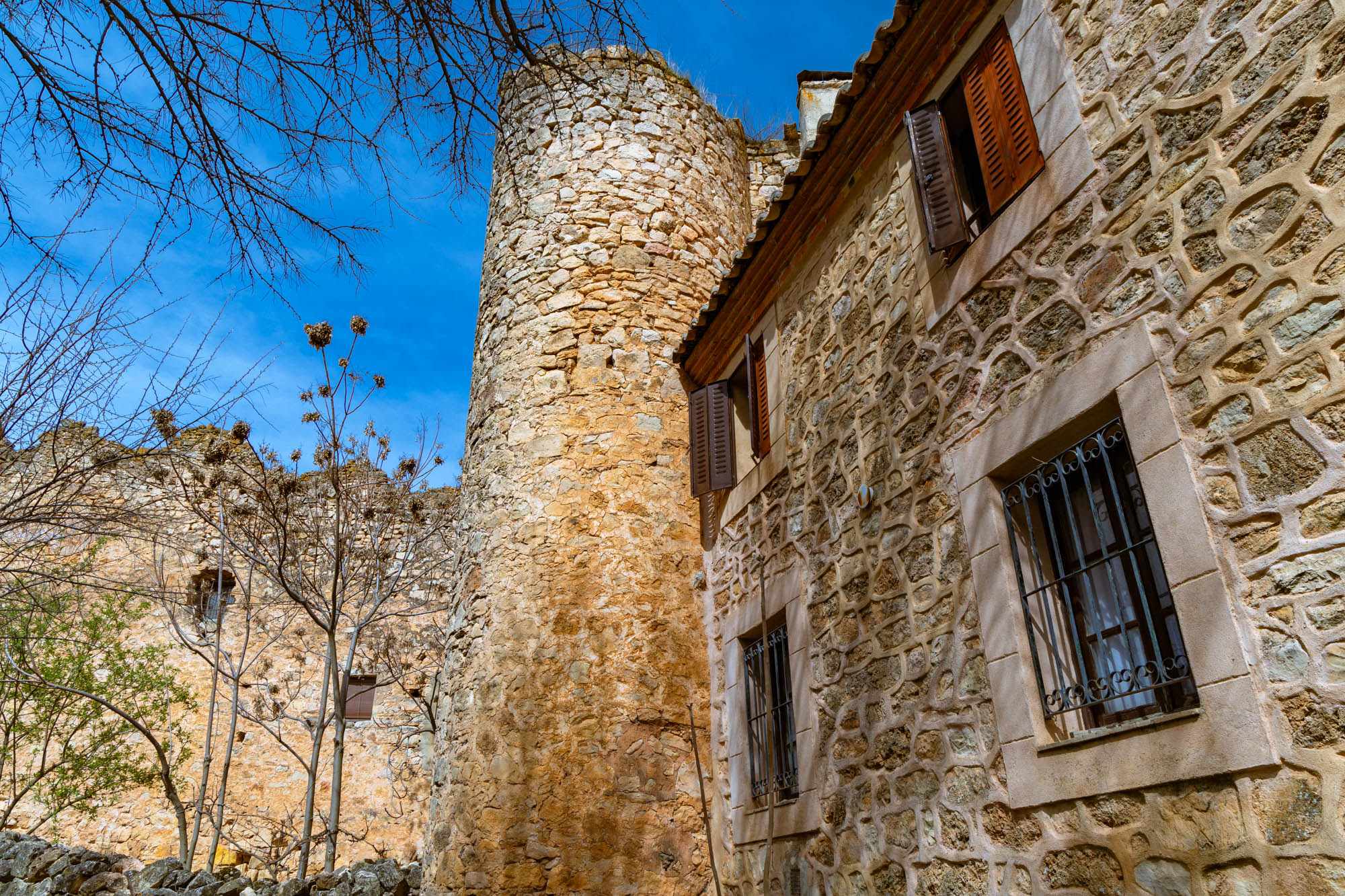 Ventanas de las viviendas que han usado la muralla como parte de su construcción.