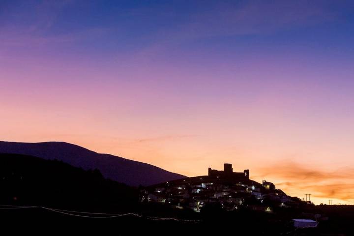 Trasmoz: Silueta del pueblo al caer la noche. Foto: Ferrán Mallol