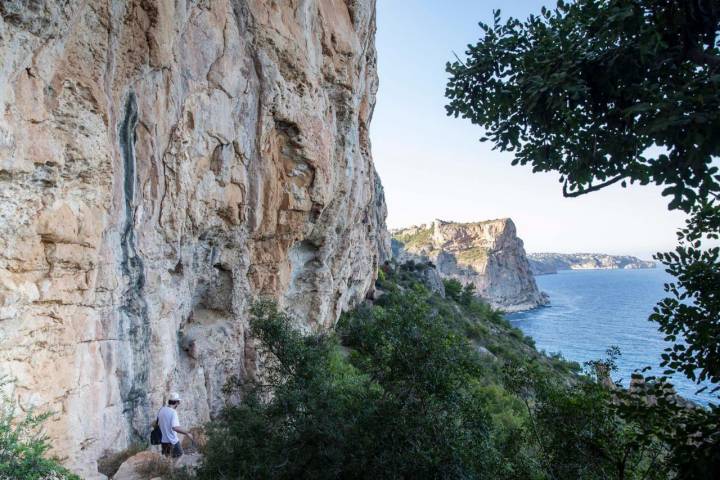 El camino te lleva por grandes paredes verticales de roca.