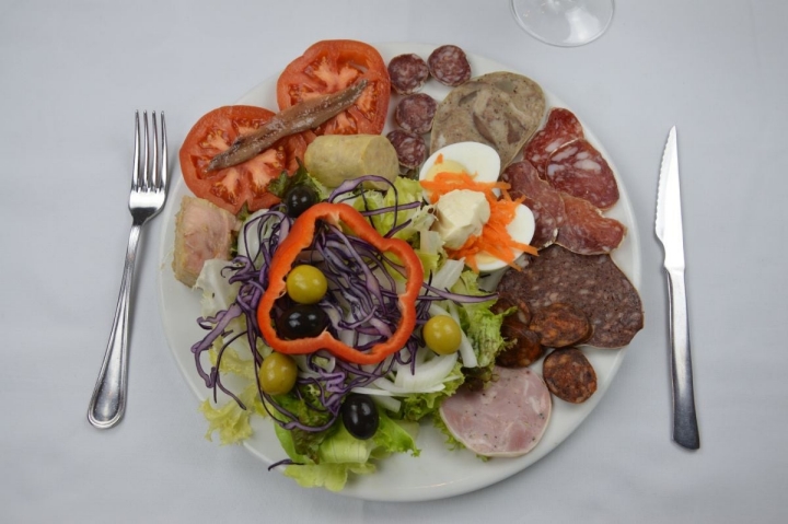 Plato de fuet y longanizas del restaurante 'Fussimanya', en la comarca de Osona, Cataluña. Foto: Fussimanya.