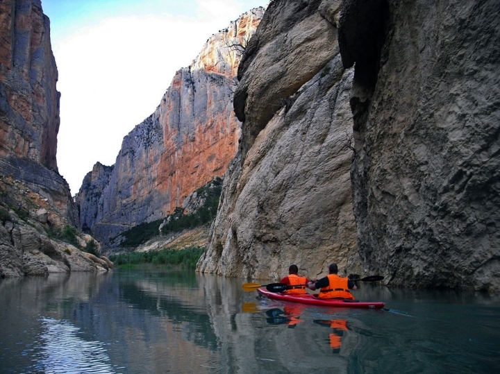 Remando en kayak a través de los acantilados del Congost Mont Rebei. Foto: Montsec Activa.