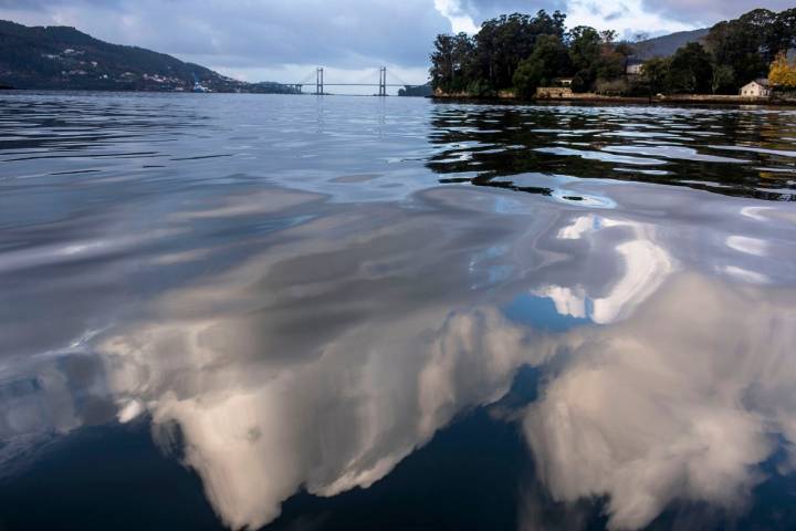 Es imposible deslizarse sobre esta agua, espejo de nubes que amenazan tapar misterios, sin tirar de ese capítulo de historia y leyenda.