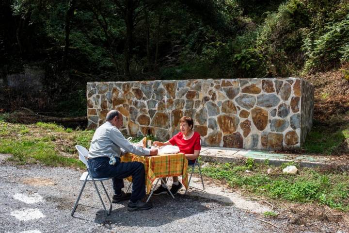 La pareja de tercera edad –de Colmenar Viejo– avanzan en su ruta.