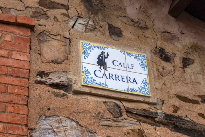 El peregrino en la Calle Carrera, quizá la de la carrera del bollo maragata.