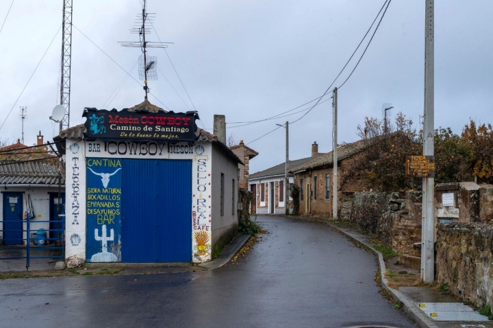 La mezcla cultural a veces provoca una sonrisa, entre maragata y peregrina (El Ganso).