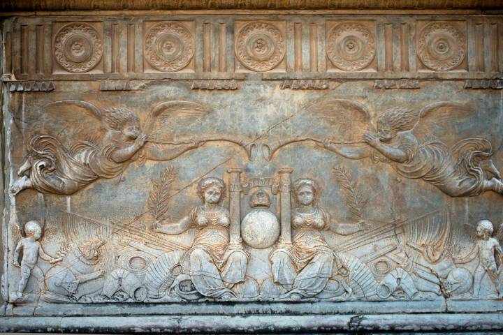 Detalle del bajorrelieve del Palacio de Carlos V. La Alhambra.