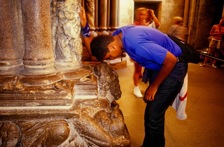 Antes de que estuviera prohibido, los estudiantes daban cabezazos de la suerte al Santo dos Croques. Foto: Agefotostock