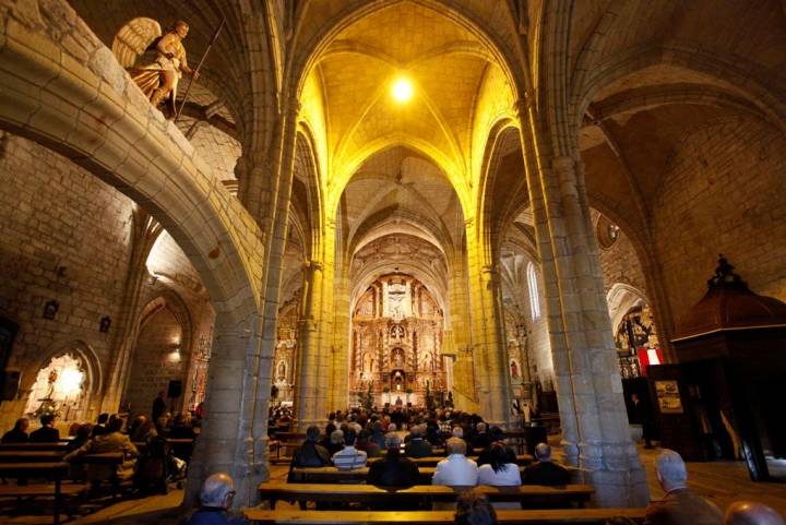 El interior de la iglesia impone con las tumbas de roble bajo los pies. En lo alto, el Ángel marinero nos protege.