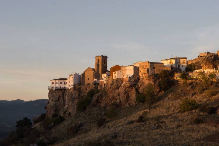 Hornos de Segura se levanta en un peñasco de 850 metros.