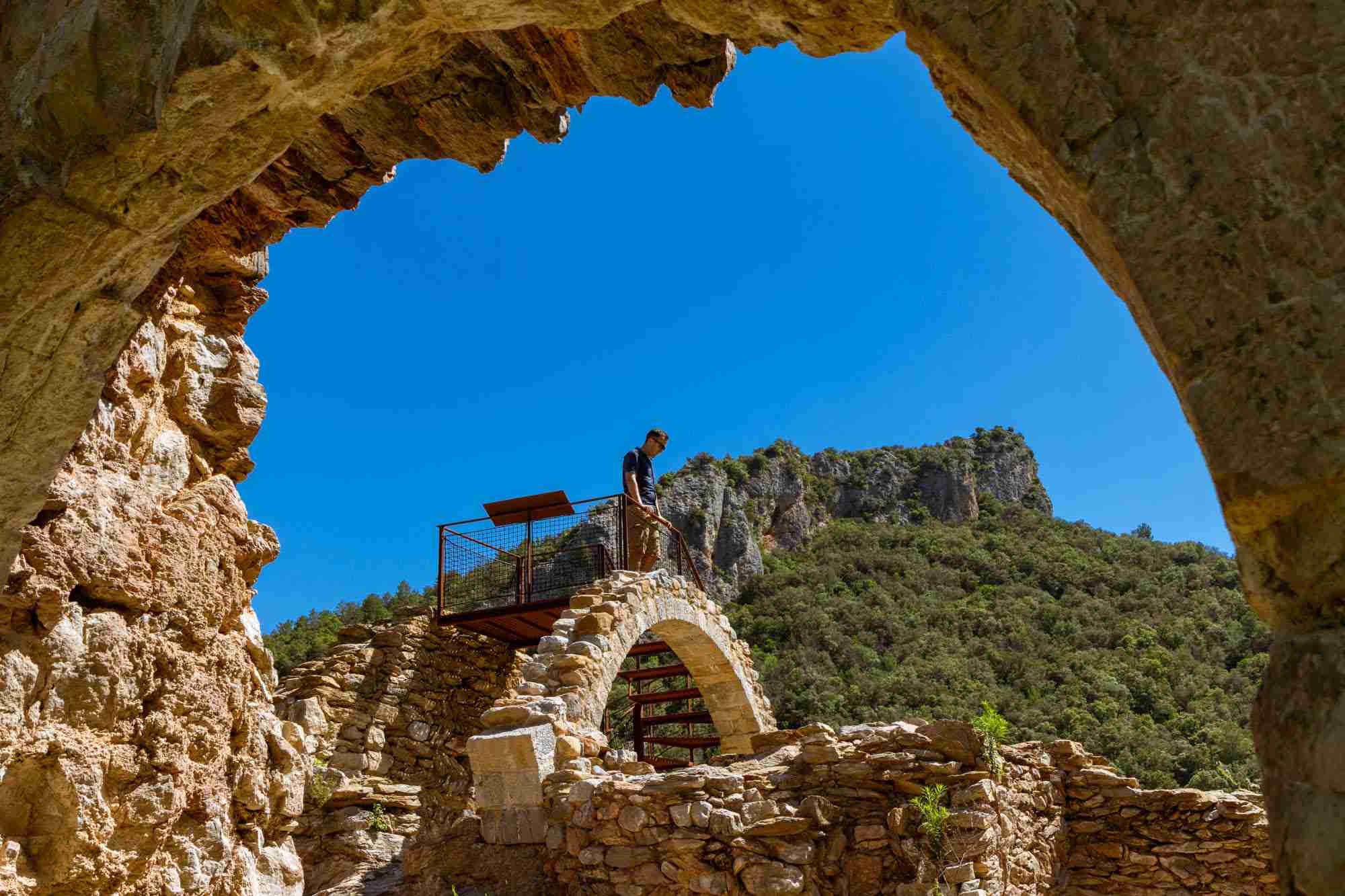 Castell de Serrat, una masía acorazada en un meandro de la Muga.