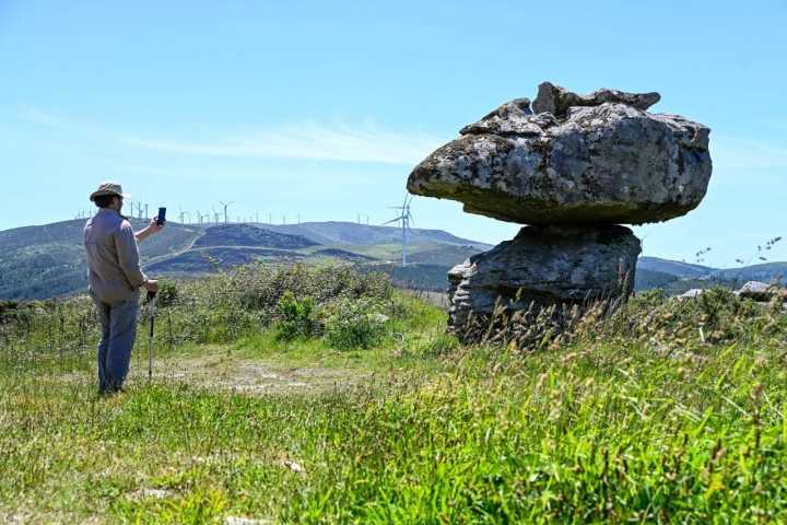 La Pedra Cabalgada lleva miles de años aguantando el equilibrio.