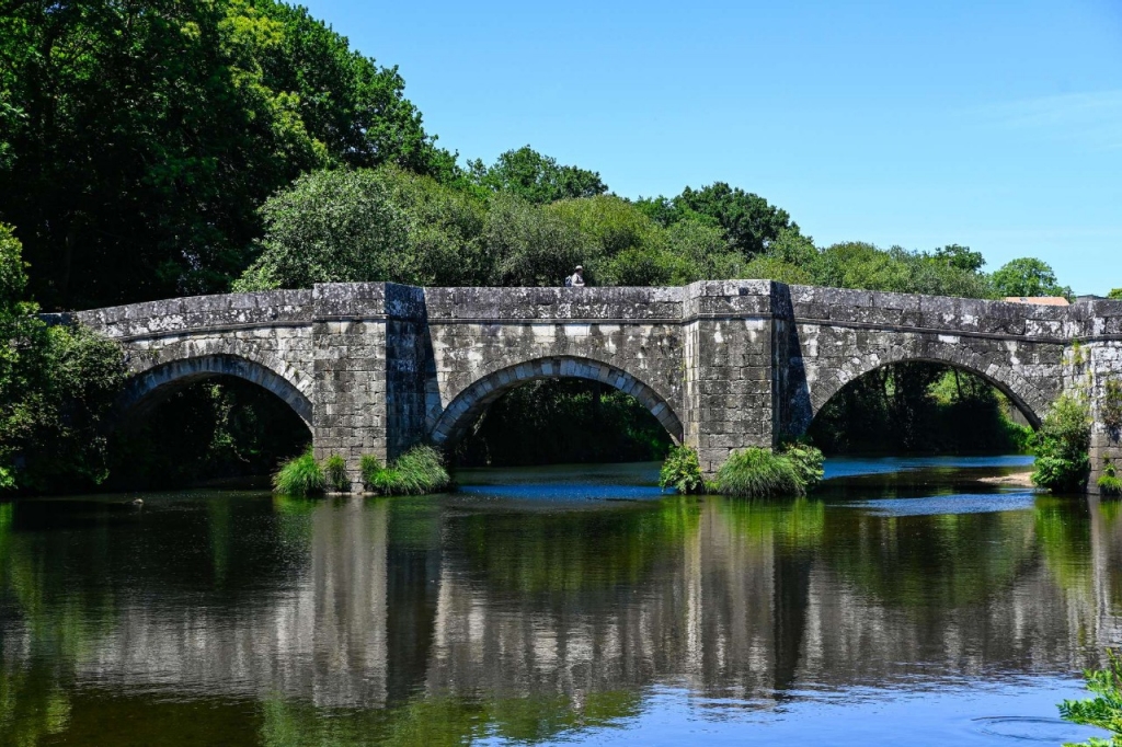 Caminando junto al río que atraviesa el corazón verde del occidente gallego