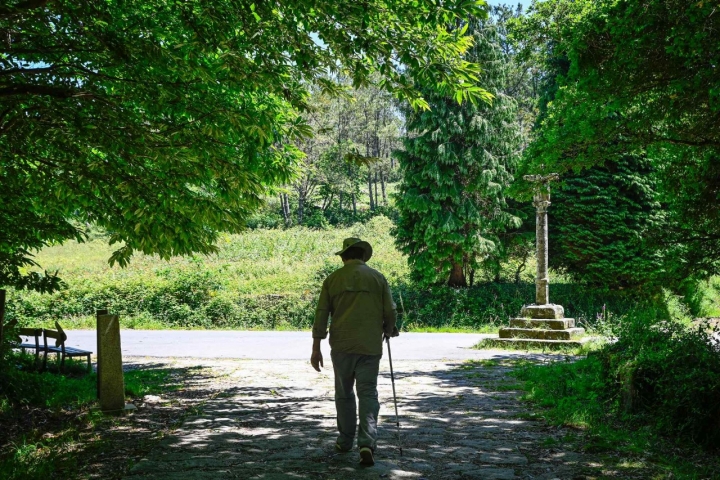 Un cruceiro protege al caminante en una de las sendas. 