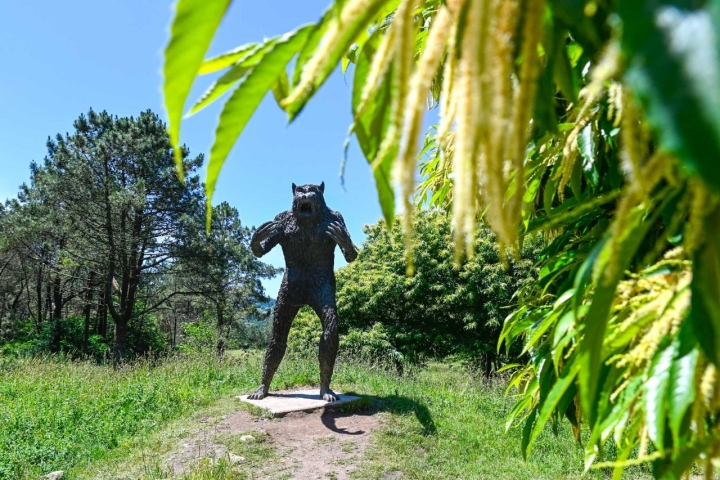 En un recodo del camino nos sorprende una escultura a tamaño real del Vákner.