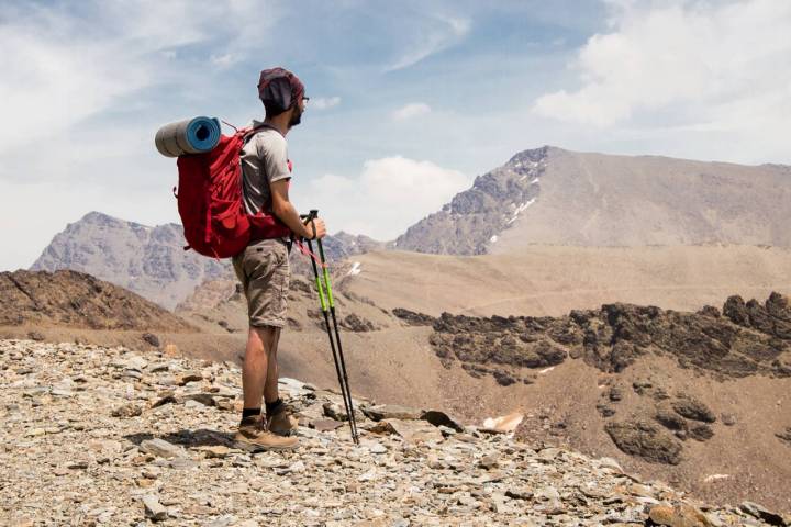 Hay tramos en los que el paisaje, sobre todo en verano, puede resultar árido. Foto: Shutterstock.