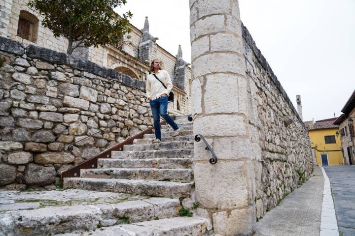 Un hombre desciende unas escaleras de piedra en Simancas (Valladolid)