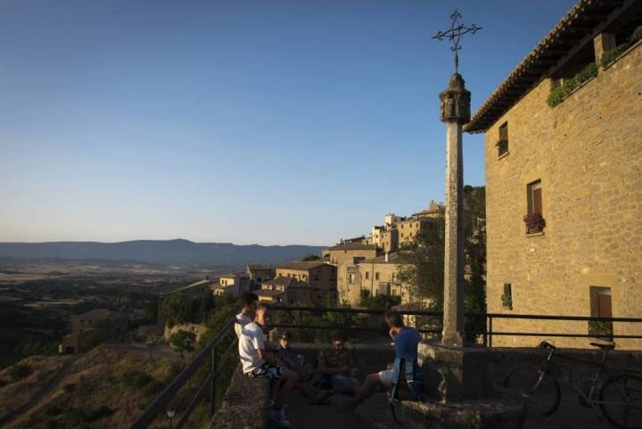 Un grupo de jóvenes en uno de los miradores junto a los restos de la muralla.